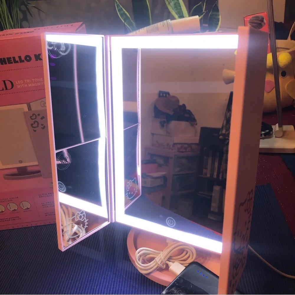 Hello Kitty  Mirror with Magnification and   touch sensor dimmer